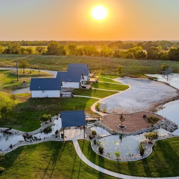 Luxury Cabin in The Country With King Bed and Loft #1, hotel em Point