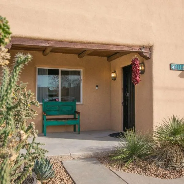 Grandma's Old Town Adobe House! Hot Tub & Pet Friendly & No Pet Fee!, hotel v destinácii Albuquerque