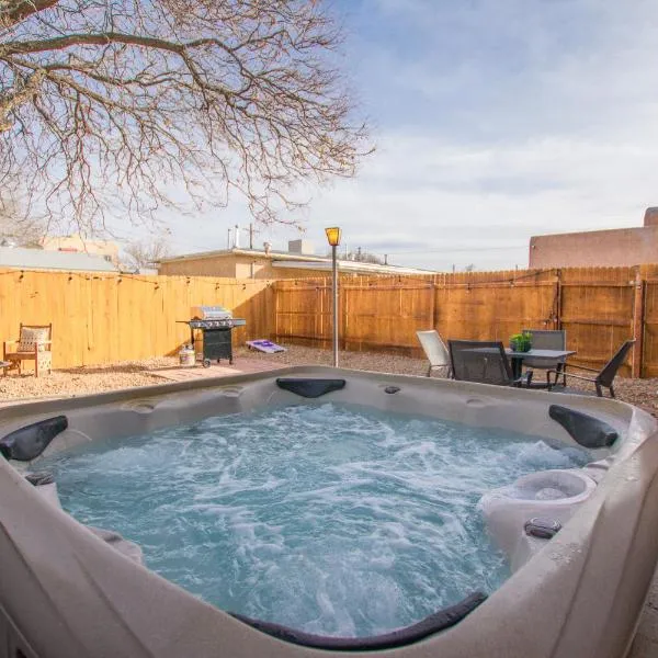Albuquerque में, होटल Grandma's Old Town Adobe House! Private Hot Tub-Close to Old Town-Pet Friendly-No Pet Fee!