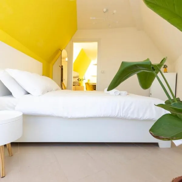 Sunny retreat near metro, 12 min to Duomo, hotel in Milan