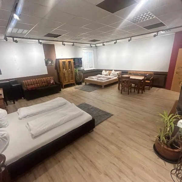 Nous Cafe & Restaurant, hotel v destinaci Krumnussbaum an der Donauuferbahn