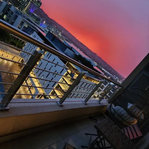Modern Apartment with Sunbet Casino view, hotel in Pretoria