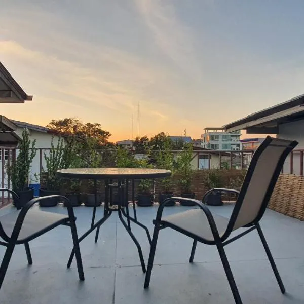 SeeSea in town, hotel in Sathani Rot Fai