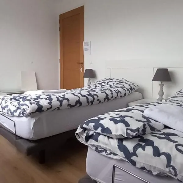 private rooms in luxury villa, free parking, close to the center، فندق في لاهاي