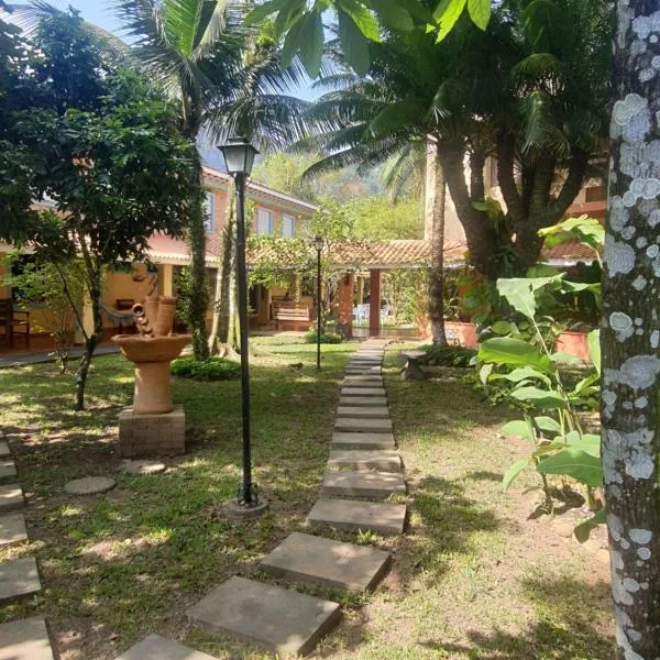 Suítes Quintal de Lázaro 6, hotel v destinaci Ubatuba