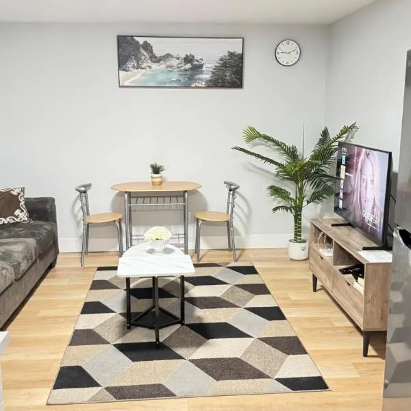 Live-more cozy newly built one-bedroom apartment, hotel in Moncton