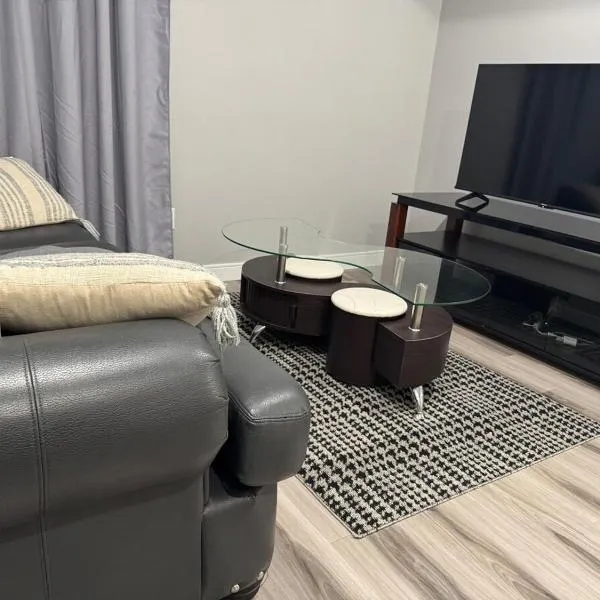 2 bedroom basement Suite, Hotel in Edmonton