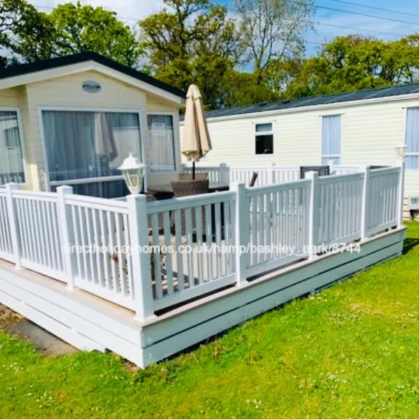 NEW FOREST Hoburne Bashley Holiday Park, Spacious Caravan Sycamore 201 Sleeps 6, hotel in New Milton