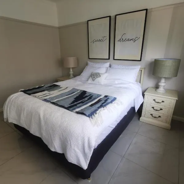 Three Bedrooms House, hotel in Chullora