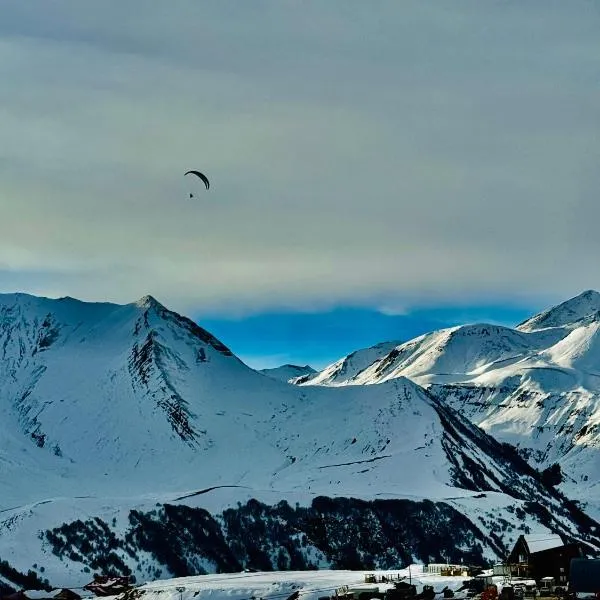 New Gudauri Redco TWINS-Premium Mountain Apartment Close The Gondola lift，位于古多里的酒店