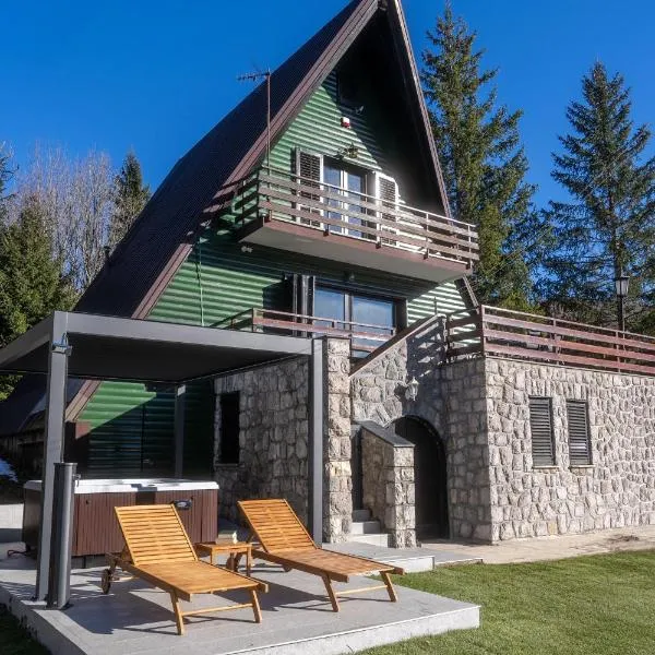 CASA NATURA - charming chalet with hot tub, hôtel à Tuk Vojni