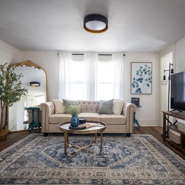 Walkable to Everywhere in Little Italy- Near CWRU and Cleveland Clinic Main Campus, hotel in Cleveland