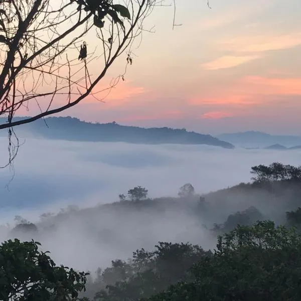 The Apiary Mountain Camp and Farm, hotel di Tanay