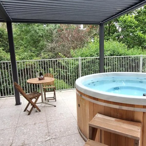 Treetop Retreat with Private Spa Mountain Views, hotel in Warburton