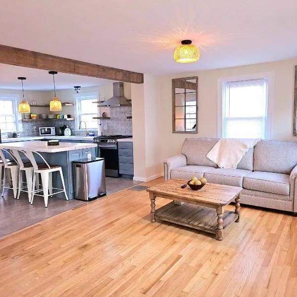 Cozy Coastal Cottage, hotel v destinaci New London