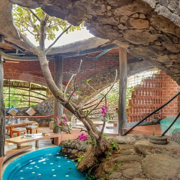 Saffronstays Terracotta Trails, hotel em Vāda