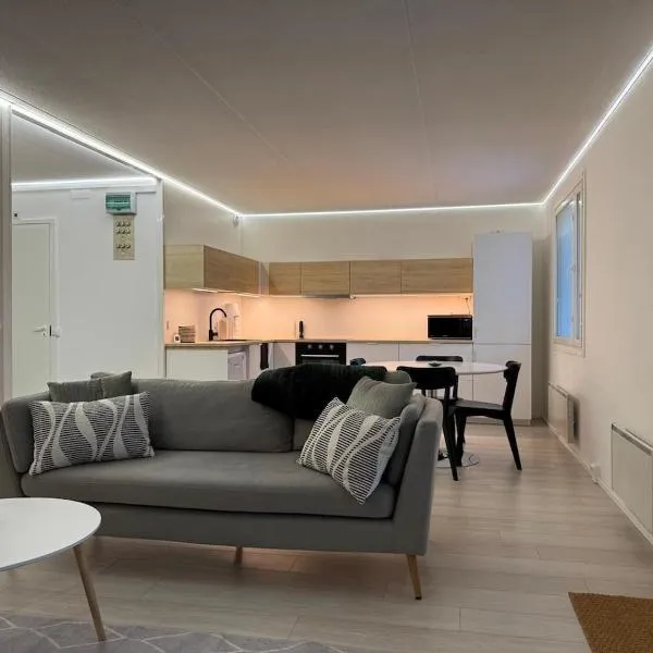 Modern and spacious apartment with a separate bedroom, hotel sa Riihimäki