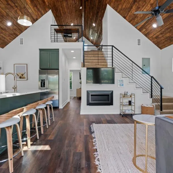 The Betty, on 2 acres Hot tub & 2 King Beds, hotell sihtkohas Hot Springs