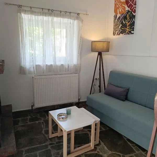 Traditional Stone House, מלון בMantamádos