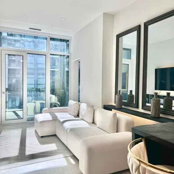 Toronto Downtown Core Condo 2 BED 2 BATH, hotel v destinaci Toronto