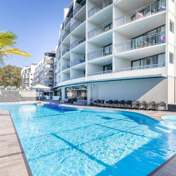 The Landmark unit 405 Resort style, spectacular water views, lift, linen, pool, games room, port-a-cot and highchair., Hotel in Nelson Bay