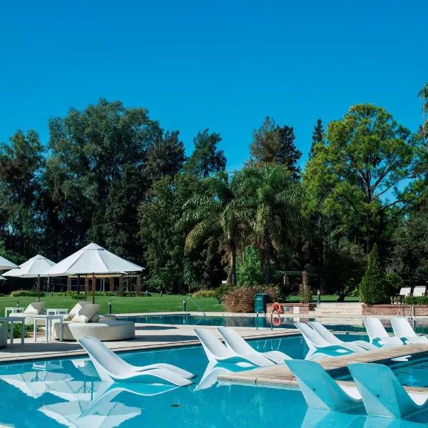 Sheraton Pilar Hotel & Convention Center, hótel í Pilar