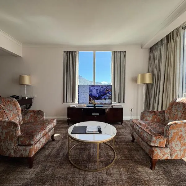 Luxury Residence at Taj Cape Town - Top Corner Apartment with Balcony, hotel in Cape Town