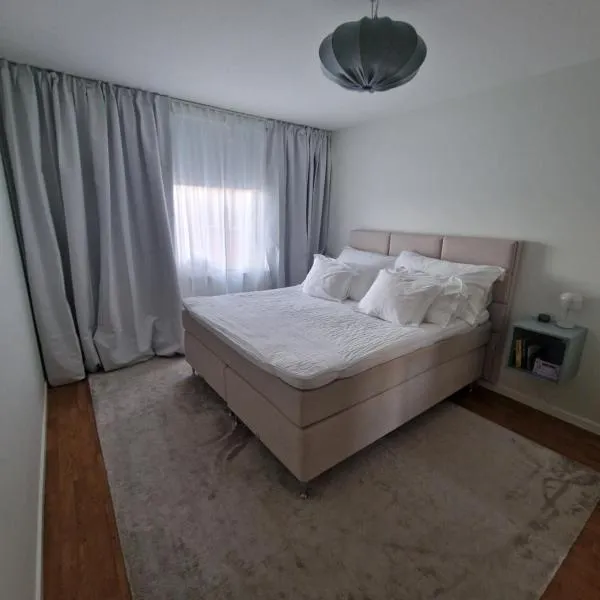 Central lägenhet i Visby -4 person inkl parkering, hotel in Visby