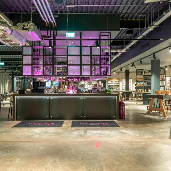 Moxy London Heathrow Airport, ξενοδοχείο στο Χάνσλοου