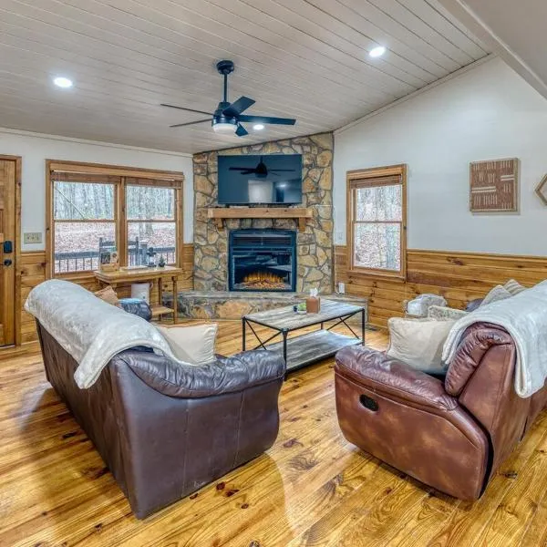 Cozy Cabin With Hot Tub, Grill, Fire Pit & Game Room、ブルーリッジのホテル