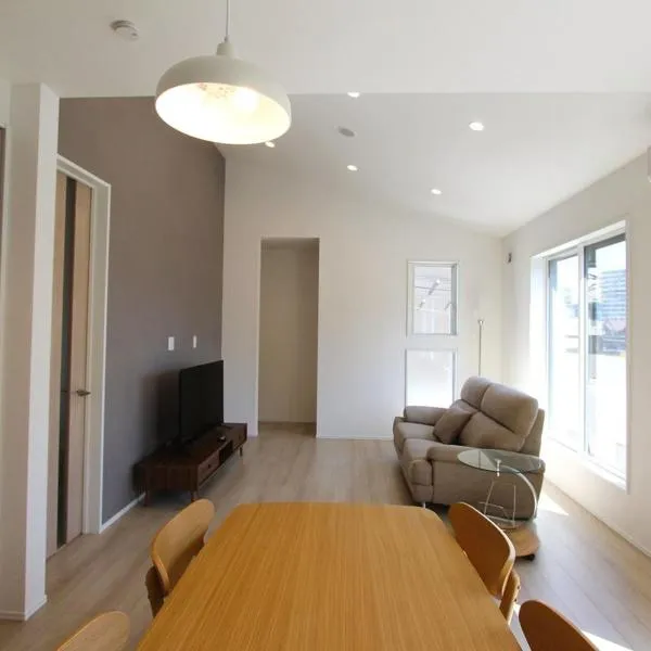 Newly built two-story house! 2 minutes to the station, parking lot, easy access to Disneyland, close to restaurants and shops!, hotel in Chiba