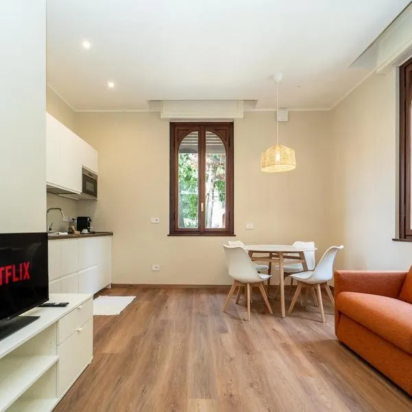 Beautiful home just steps from the lake, ξενοδοχείο στο Κόμο