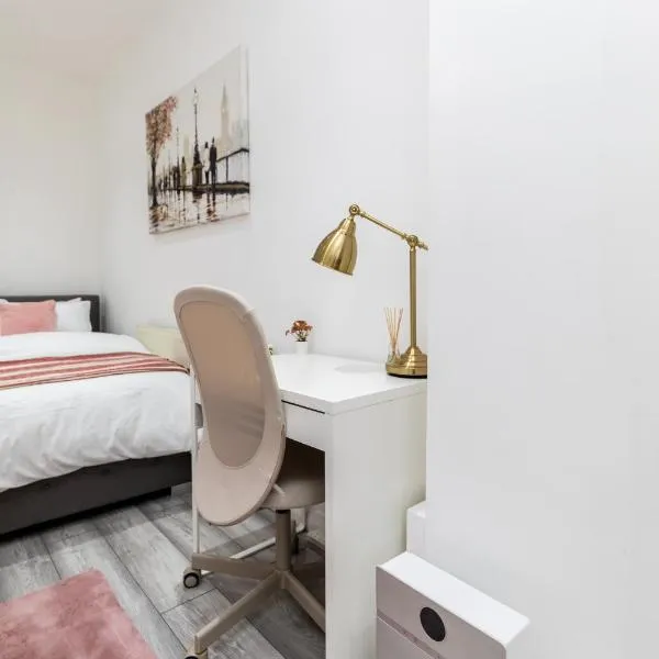 Deluxe studio Apartments - City Airport & Excel Ideal for Long stay, hotel in London