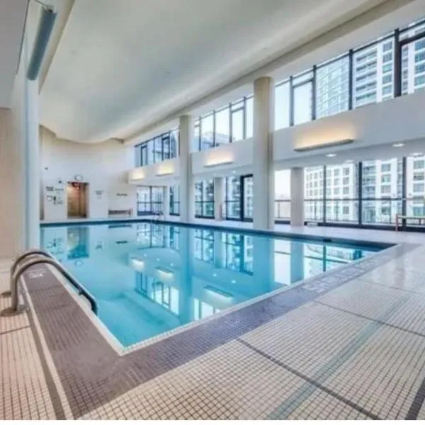 Luxury Downtown Condo with CN tower views, Pool Access, Gym,Free Parking upon request at booking, accommodates 4, hotel v destinaci Toronto