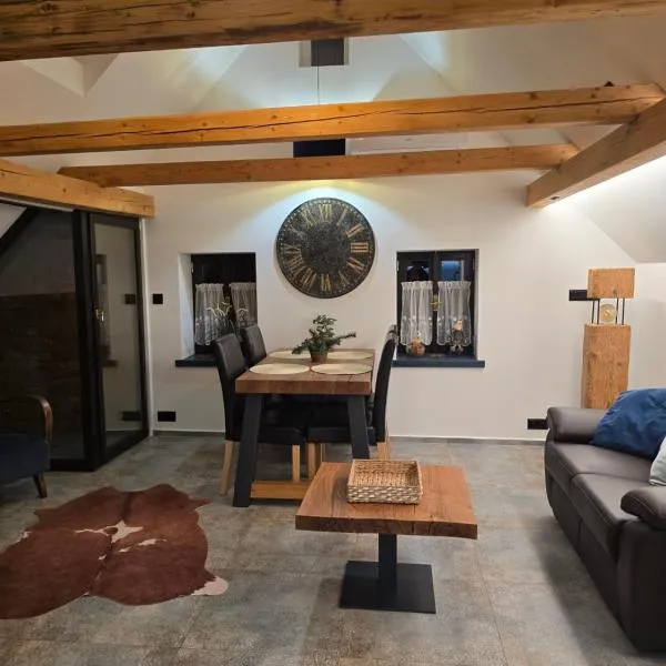 Podkrovní stylový mezonetový apartmán, Hotel in Kunratice