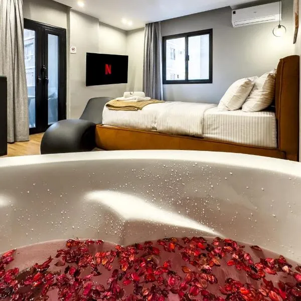The 2BDR Obsidian Jacuzzi Stay 5min to CAI Airport, hotel in Cairo