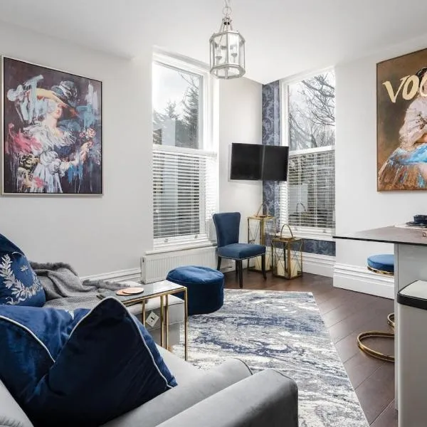 Rare Find - Gated 2 bed apt, close to Parks, secure carpark sleeps 4, hotel in Liverpool