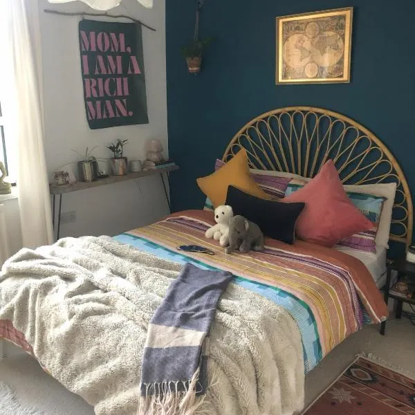 Double rooms in relaxing, plant- filled, artsy home!, hotel in Usworth