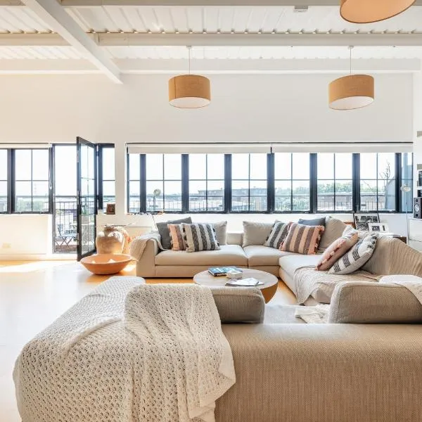 Large Penthouse in unique former Warehouse furnished with premium fittings for a luxurious stay，倫敦的飯店
