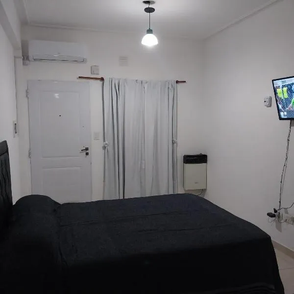 MONOAMBIENTE DIBU te ataja todos los penales y tiene cochera, hotel in Bahía Blanca