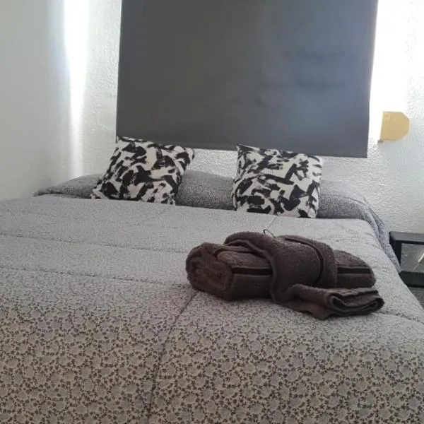 Habitación Matrimonio Tranquila en Vivienda Compartida, hotel in Valencia