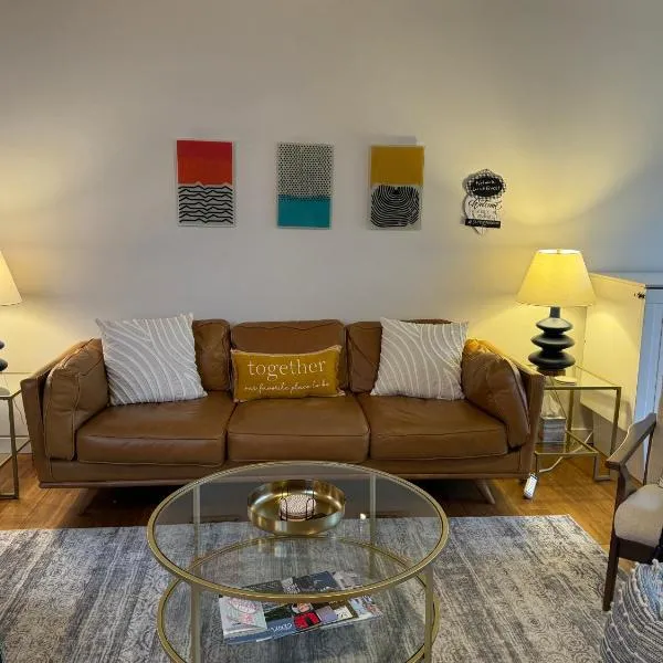 Newly Remodeled Mid-Century Modern Lake Condo、レイク・ジェニーバのホテル