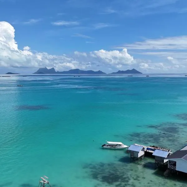 Bigfin water bungalow, hotel di Semporna