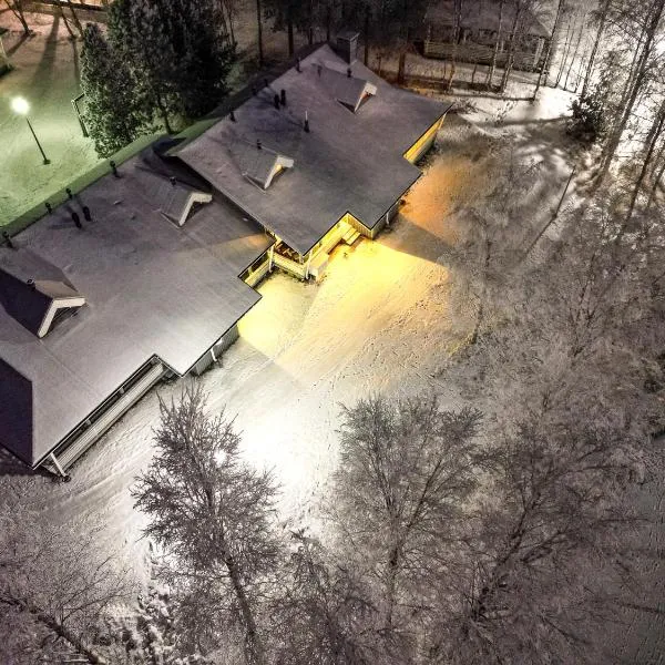 Lomakivakka - Roomy 2BD & loft by the lake, free wifi and sauna, hotel in Ruka
