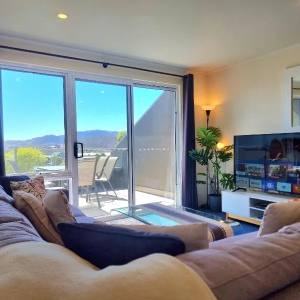 Cascades 15 - Amazing Lake Views l Spa Bath l Split Level Apt l Central Location l Wi-Fi, Hotel in Jindabyne