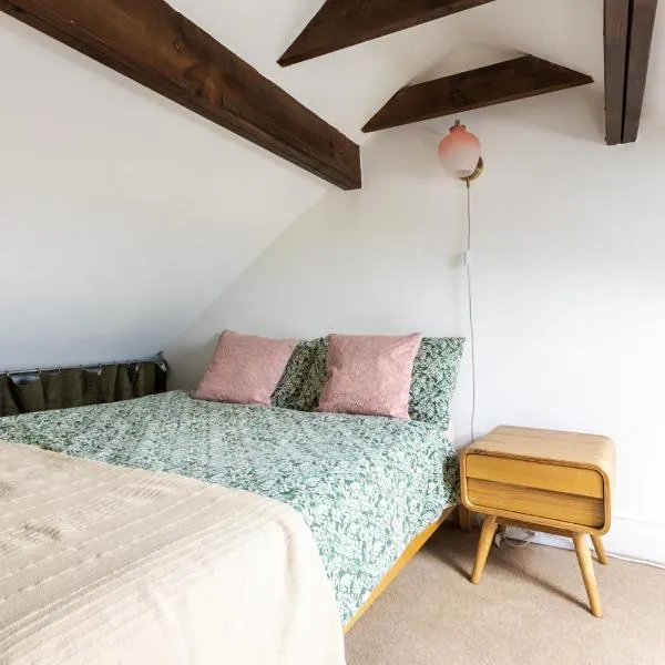 En-suite with double bed on mezzanine and desk in family home, hotel in Hertford