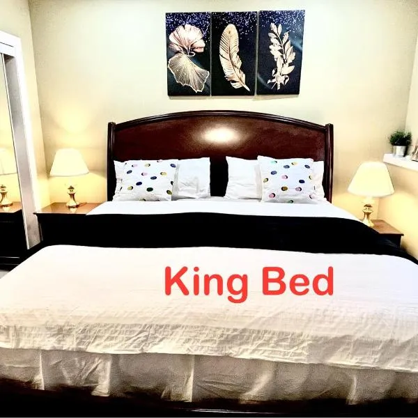 Cozy Walkout suite with King bed, Kitchen, Parking & Patio, hotel en Calgary