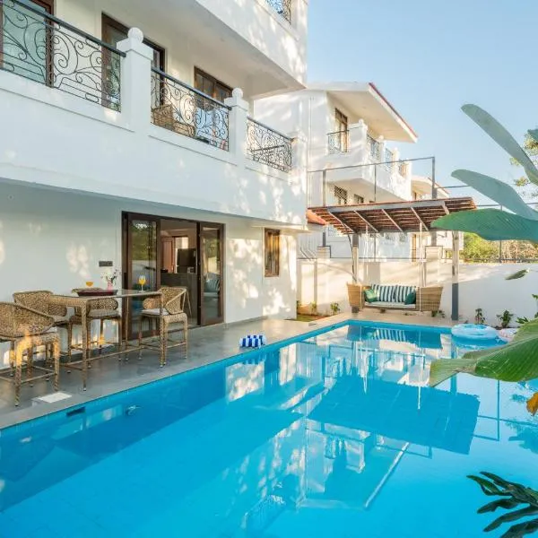 ELIVAAS Villa Paraiso 4 BHK with Pool & Bar, hotell i Camorlim