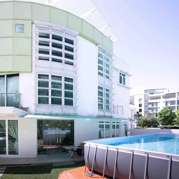 GeorgeTown Codrington 6BR KTV BBQ Pool Bungalow 28Pax โรงแรมในจอร์จทาวน์