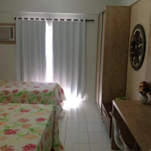 Frente ao Parque da Lagoa Quente Entrada NÃO INCLUSA Aptos Particulares com varanda, hotel in Caldas Novas